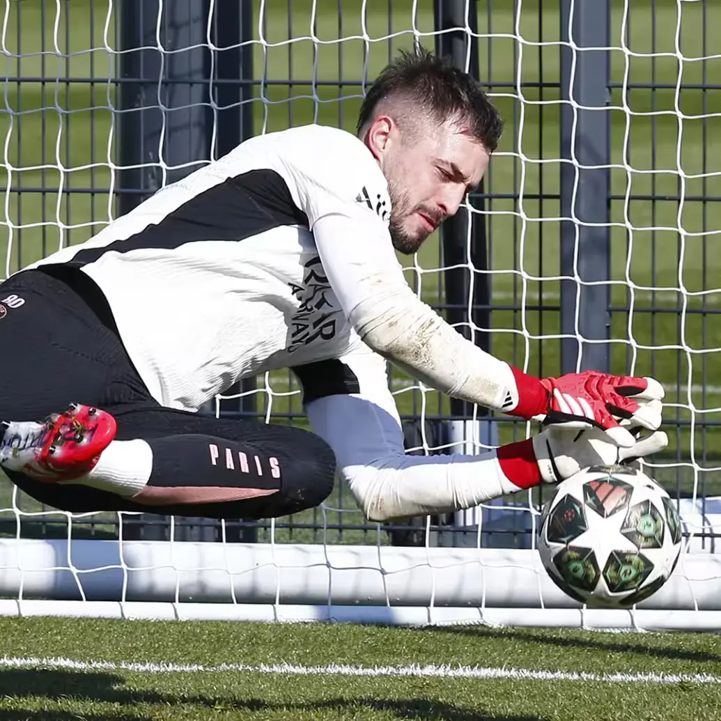 Arnau Tenas, Paris Saint-Germain Profile